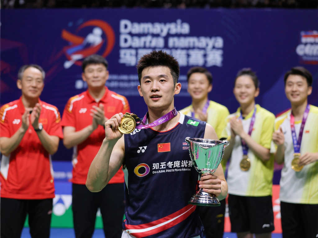 石宇奇首夺赛季冠军 国羽携一金四银收官大马赛 石宇奇首夺赛季冠军 国羽携一金四银收官大马赛